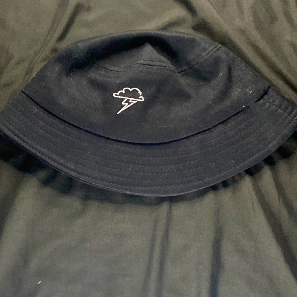 Black lightning bucket hat